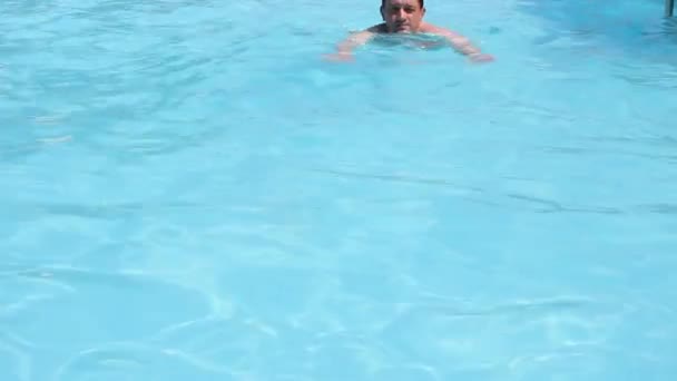 Havuzda Yüzen Adam — Stok video