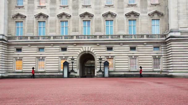 Brytyjski Royal Guard Strzeże Wejścia Pałacu Buckingham Londyn Wielka Brytania — Wideo stockowe