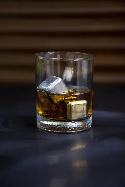 Sklenice Whisky Kovovými Kostkami Ledu Stole — Stock fotografie