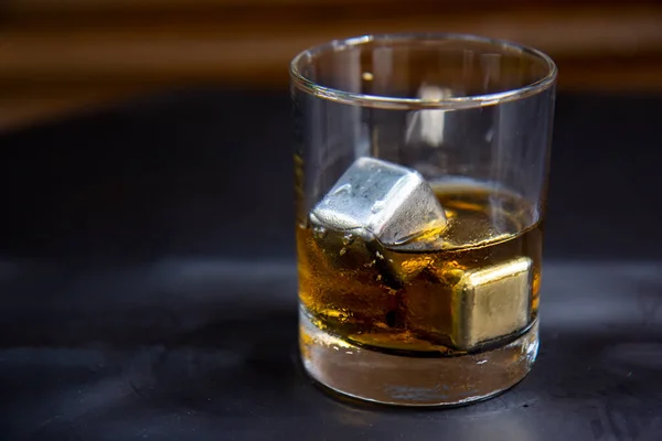 Sklenice Whisky Kovovými Kostkami Ledu Stole — Stock fotografie