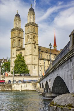 Grossmunster İsviçre 'nin Zrich şehrinde Romen tarzı bir Protestan kilisesidir.