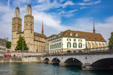 Grossmunster İsviçre 'nin Zrich şehrinde Romen tarzı bir Protestan kilisesidir.