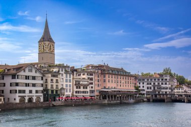 Zürih şehir manzarası ve Zürih şehir merkezinde Limmat nehri, İsviçre