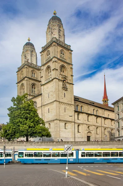 格罗斯曼斯特教堂 Grossmunster 是瑞士苏黎世的一座罗马风格的新教教堂 — 图库照片