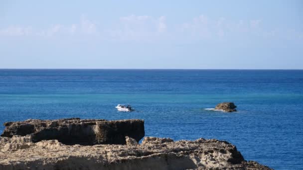 Scuba Δύτες Άλμα Στο Νερό Από Σκάφος Μπροστά Από Την — Αρχείο Βίντεο