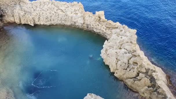 Duikers Gaan Onderwatergrot Bij Inland Sea Gozo Rechtenvrije Stockvideo