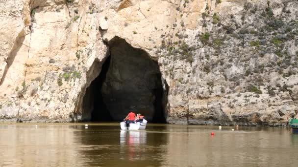 Perahu Dengan Wisatawan Masuk Gua Laut Pedalaman Gozo Klip Video