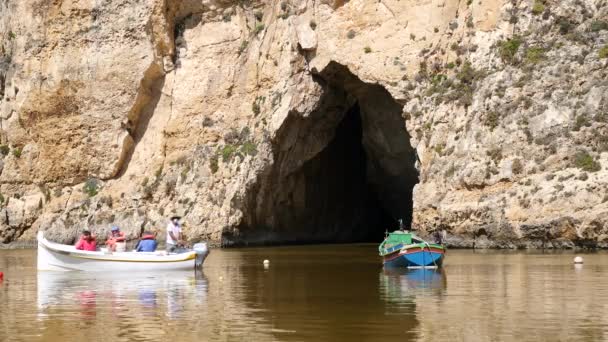 Perahu Dengan Wisatawan Masuk Gua Laut Pedalaman Gozo Stok Rekaman Bebas Royalti