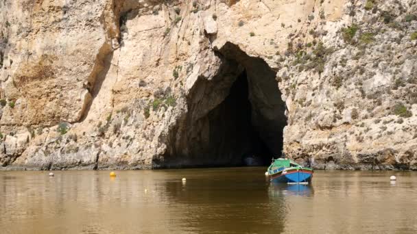 Perahu Dengan Wisatawan Masuk Gua Laut Pedalaman Gozo Stok Rekaman Bebas Royalti