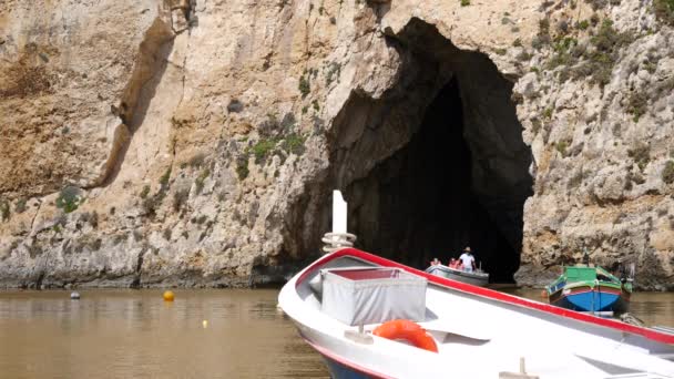 与游客同行的船在内海的山洞里 — 图库视频影像