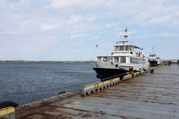 Odessa Ucrania Septiembre 2013 Yate Atracado Sebastopol Cerca Del Muelle — Foto de Stock