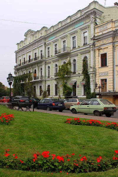 Odessa Ukraine 2013年9月23日 オデッサのカトリーヌ広場からのZhdanovaアパートの建物の眺め — ストック写真