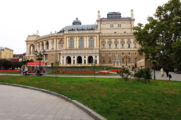 Odessa Ukraine 2013年9月23日 オデッサ国立学術オペラとバレエ劇場 劇場広場にあるオデッサ オペラとバレエ劇場の眺め — ストック写真