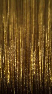 Soyut Altın Filamanlar Patlayan Arkaplan / 4k dikey soyut bir duvar kağıdı arka planının altın iplik çizgileri ve parlak fx ve dikişsiz döngü derinliği ile parıldayan parçacıklar