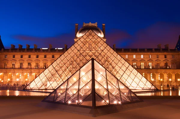 Παρίσι, Γαλλία - 28 Σεπτεμβρίου: η πυραμίδα του Λούβρου κατά το σούρουπο, στις 28 Σεπτεμβρίου 2012 στο Παρίσι. χρησιμεύει ως η κύρια είσοδος στο Μουσείο του Λούβρου. Περατώθηκε το 1989 και είναι ένα ορόσημο για την πόλη του Παρισιού. — Φωτογραφία Αρχείου