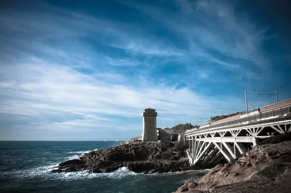 uçurum rock ve kış aylarında deniz kale landmark. Toskana, İtalya, Avrupa