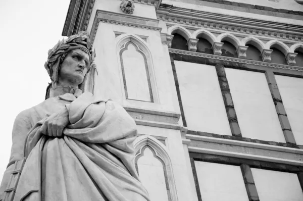 The famous poet Dante Alighieri's statue in Piazza Santa Croce in Florence, Italy — Stock Photo, Image