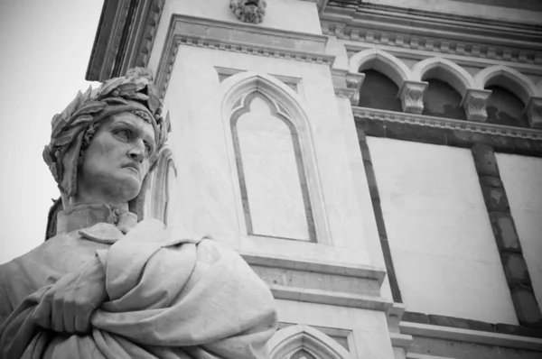 De beroemde dichter dante alighieri's standbeeld in piazza santa croce in florence, Italië — Stockfoto
