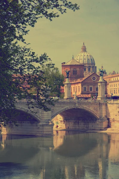 Tiber Nehri ve st peter Bazilikası göster