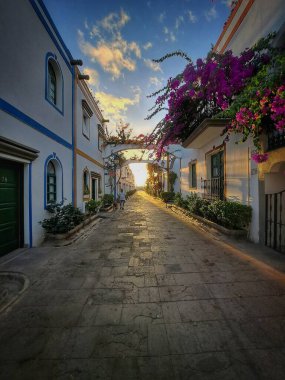 Puerto de Mogan, İspanya, 22 Aralık 2022. Puerto de Mogan, Gran Canaria, İspanya 'daki renkli evler.