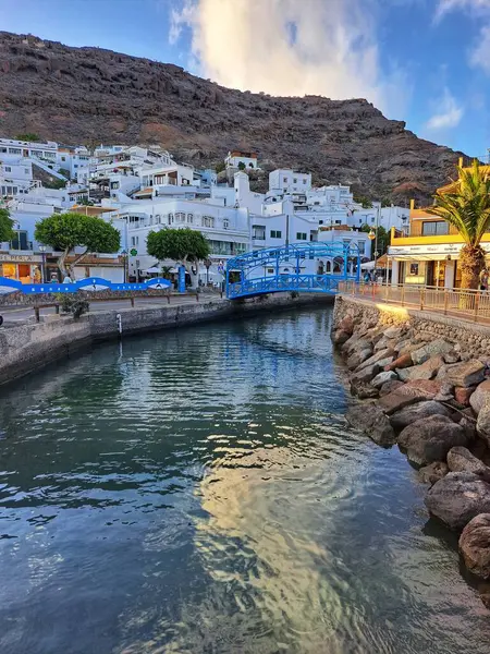 Puerto de Mogan, İspanya, 22 Aralık 2022. Puerto de Mogan, Gran Canaria, İspanya 'daki renkli evler.