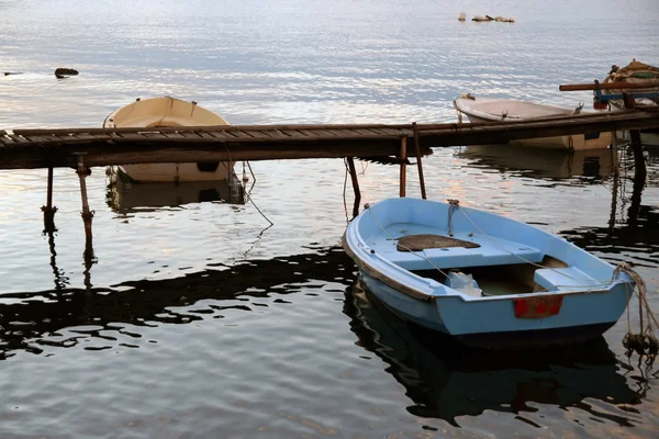 Лодки на закате — стоковое фото