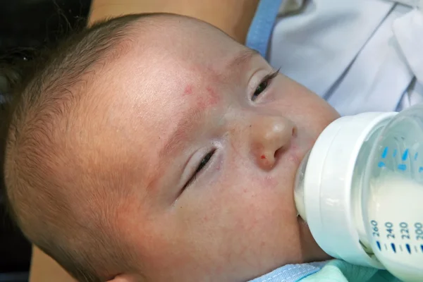 Baby und Milch — Stockfoto