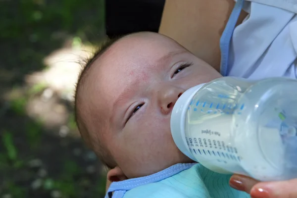 Baby und Milch — Stockfoto