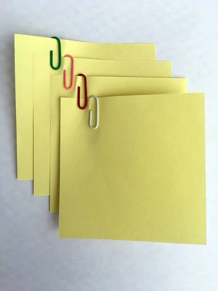 黄色的纸片与订书针粘合在一起 附注和主要文件 — 图库照片