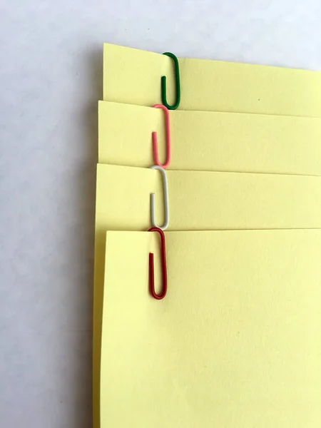 黄色的纸片与订书针粘合在一起 附注和主要文件 — 图库照片