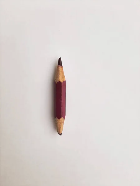 Küçük tahta kalem. Kısa kalem. Isırılmış tahta kalem. Küçük çocuklar için okul kalemi.