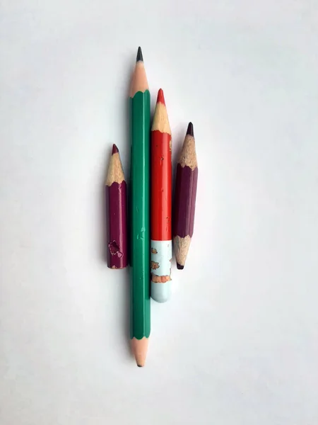 小さな木製の鉛筆 短い鉛筆 木製の鉛筆 小さな子供たち学校の鉛筆 — ストック写真