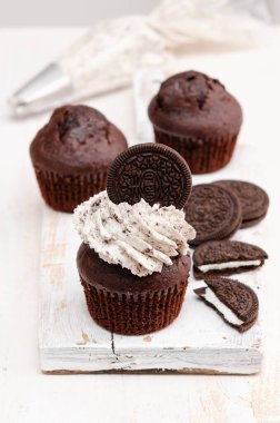 Kurabiye ve kremalı ev yapımı çikolatalı kek Oreo. Seçici odak.