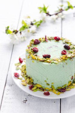 Fıstıklı ve vişneli Curd Paskalya. Geleneksel Rus Paskalya süzme peynirli tatlısı. Paskalya yemeği geçmişi. Fıstıklı ve kirazlı geleneksel süzme peynir turtası. Paskha, kulich ve Paskalya pastası.