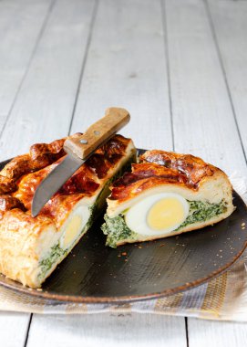 Paskalya yumurtası pastası. Torta Pasqualina yakın çekim. İtalyan Paskalya Turtası. Ispanak ve ricotta turtası.