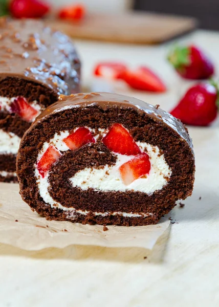 Chocoladebroodje Met Aardbeien Boterroom Glazuur Gourmet — Stockfoto