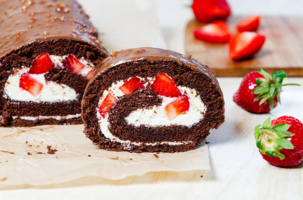 Chocoladebroodje Met Aardbeien Boterroom Glazuur Gourmet — Stockfoto