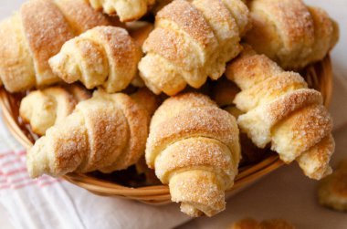 Ev yapımı hamur işi. Rugelach kurabiyeleri beyaz bir masada kasede. Geleneksel Yahudi bayramı kurabiyesi. Kurabiyeli dürüm. Çörekler. Ay çöreği. Kurabiyeli fotoğrafçılık, yakın çekim..
