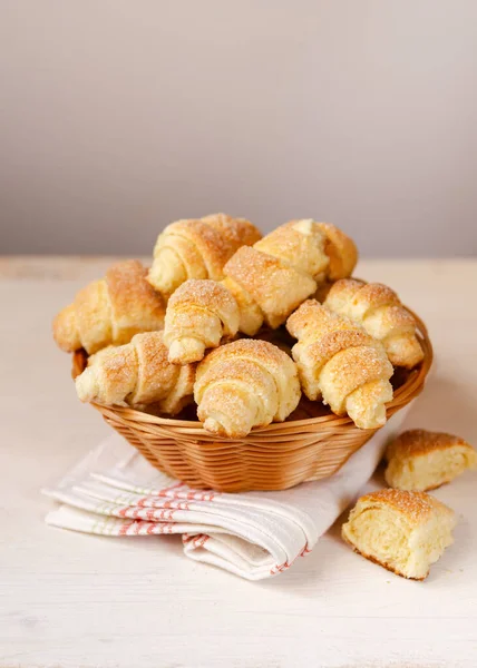 Pasticceria Fatta Casa Biscotti Rugelach Una Boccia Tavolo Bianco Biscotto — Foto Stock