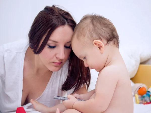 Bebé niño usando smartphone — Foto de Stock