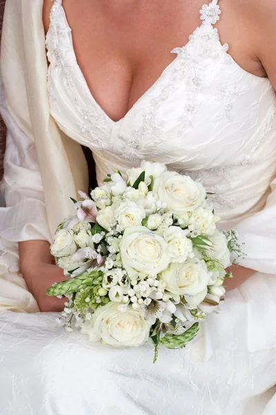 Braut hält Hochzeitsstrauß — Stockfoto
