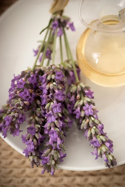 Flores de lavanda e óleo de aromaterapia — Fotografia de Stock