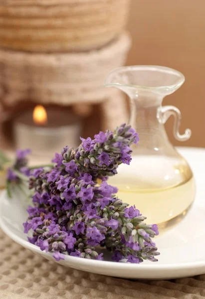 Lavendelblüten und Aromatherapie-Öl — Stockfoto