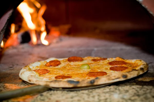 Deliciosa pizza al horno —  Fotos de Stock