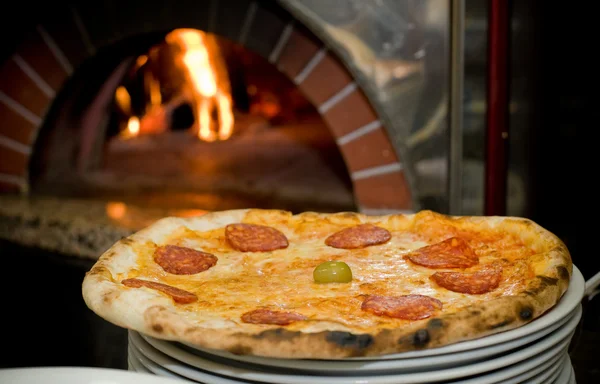 Deliciosa pizza al horno —  Fotos de Stock