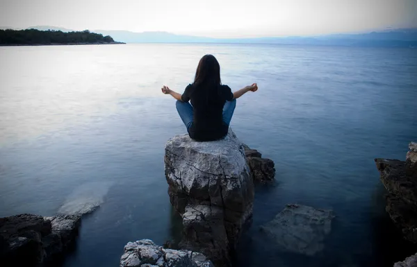 Meditasi oleh laut saat senja — Stok Foto