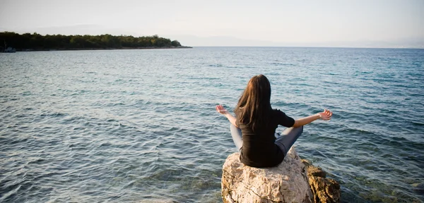 Meditation am Meer — Stockfoto