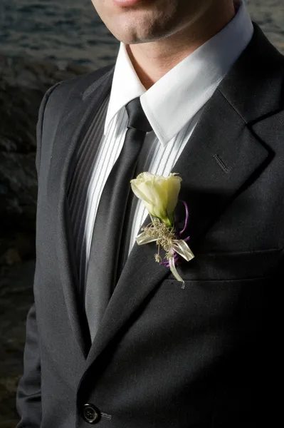 Noivo vestindo boutonniere — Fotografia de Stock