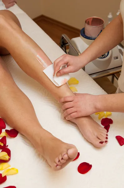 Depilation with wax in beauty salon — Stock Photo, Image