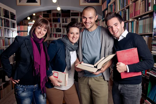 Bir Kütüphanesi'nde mutlu öğrenci grubu — Stok fotoğraf